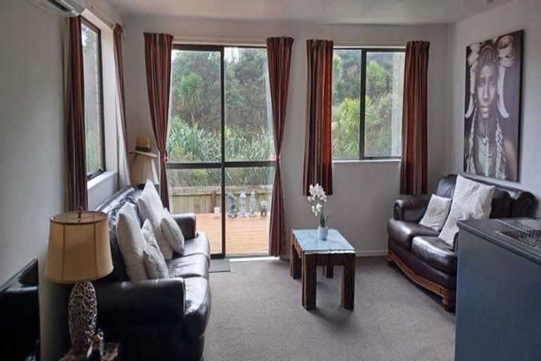 Photo of property in 64 Woodbank Drive, Glen Eden, Auckland, 0602