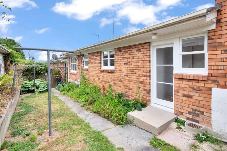 Photo of property in 2/16 Blacklock Avenue, Henderson, Auckland, 0612