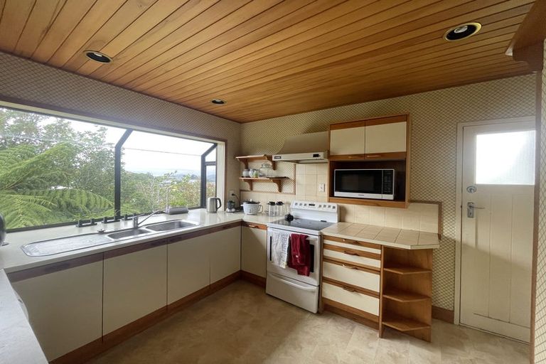 Photo of property in 31 Brooker Grove, Newlands, Wellington, 6037