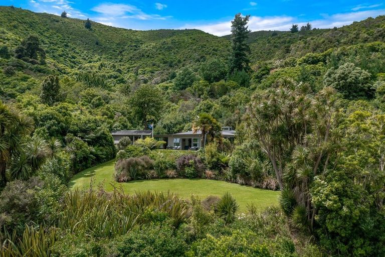 Photo of property in 135 Queen Charlotte Drive, Havelock, Picton, 7281