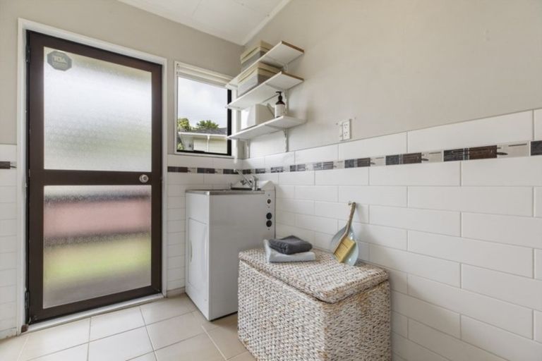 Photo of property in 3 Meadowvale Rise, Titirangi, Auckland, 0604