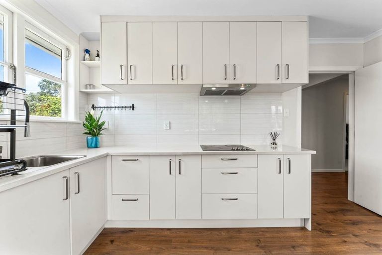 Photo of property in 37 Queen Mary Avenue, New Lynn, Auckland, 0600