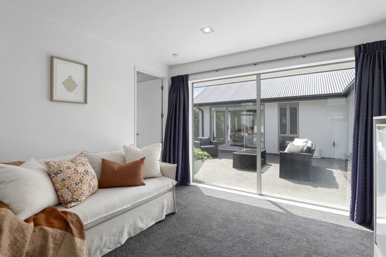 Photo of property in 5 Millpond Place, Parklands, Christchurch, 8083