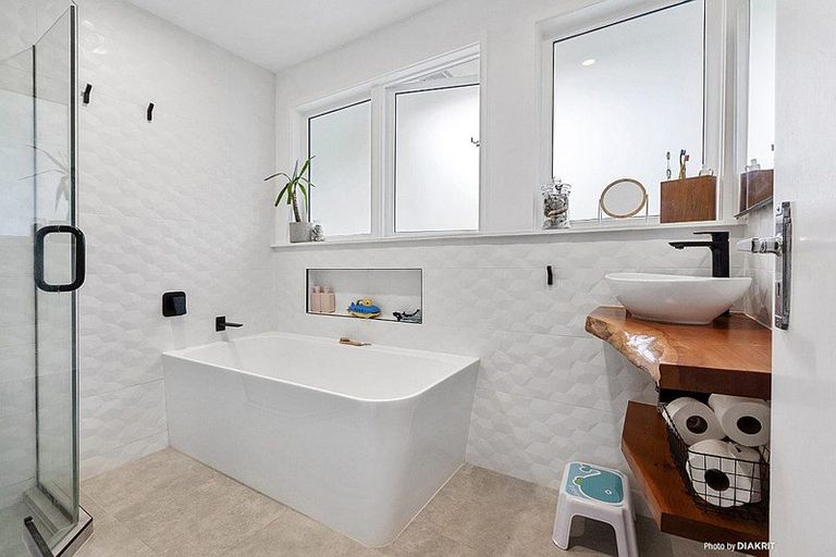 Photo of property in 6 Woodstock Terrace, Tawa, Wellington, 5028