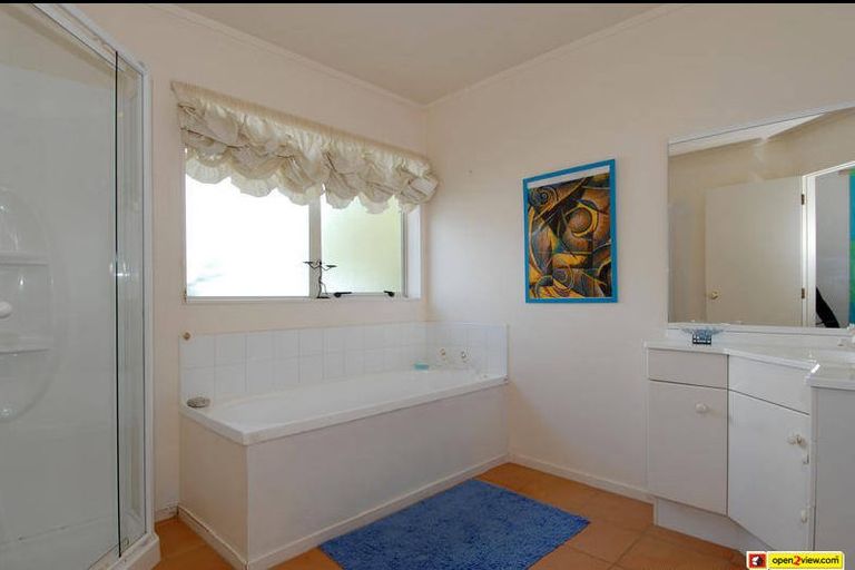 Photo of property in 15 Goldfinch Rise, Unsworth Heights, Auckland, 0632