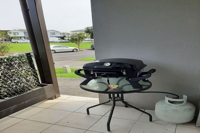 Photo of property in 2/1 Opito Way, East Tamaki, Auckland, 2013