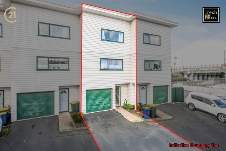 Photo of property in 2/1 Briar Way, New Lynn, Auckland, 0600