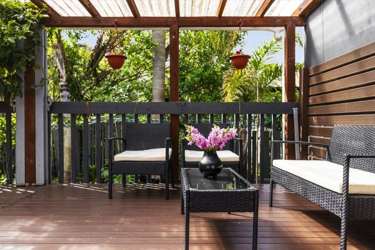 Photo of property in 2/8 Tallington Crescent, Torbay, Auckland, 0630