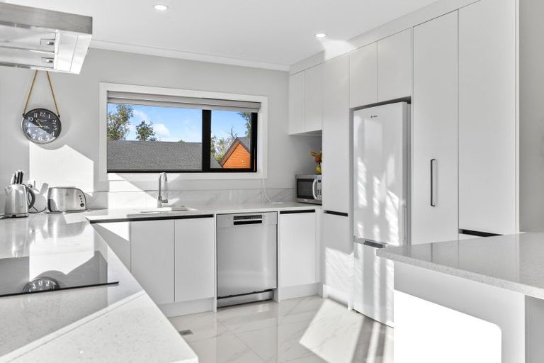 Photo of property in 11 Winnie Close, Acacia Bay, Taupo, 3330