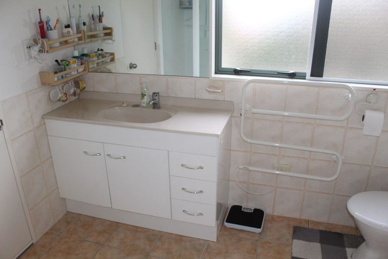 Photo of property in 2/15 Manuka Road, Bayview, Auckland, 0629