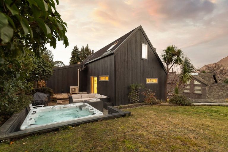 Photo of property in 32 Evergreen Place, Sunshine Bay, Queenstown, 9300