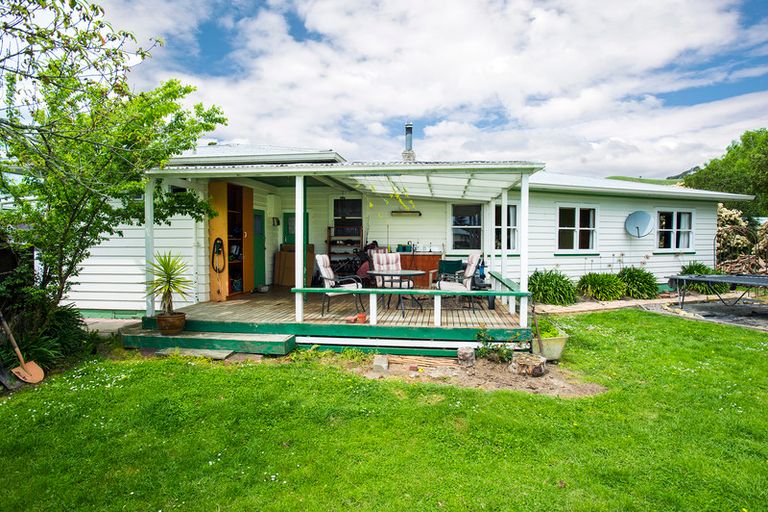 Photo of property in 15 Ioapa Road, Te Karaka, 4022