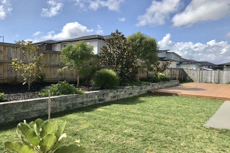 Photo of property in 9 David Rogers Lane, Swanson, Auckland, 0614
