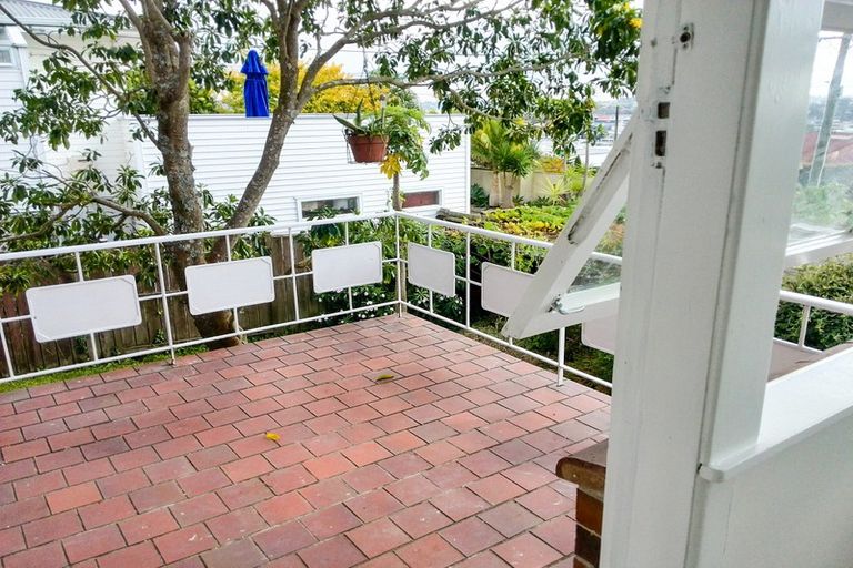 Photo of property in 8 Tye Road, Hillcrest, Auckland, 0627