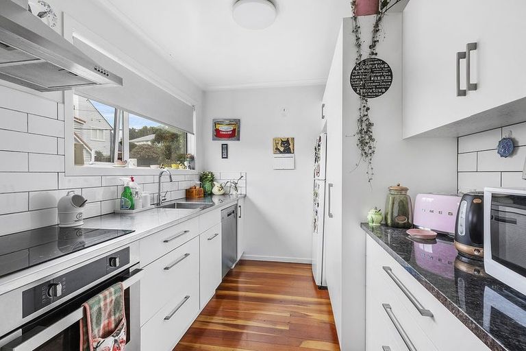 Photo of property in 2/74 Creswick Terrace, Northland, Wellington, 6012