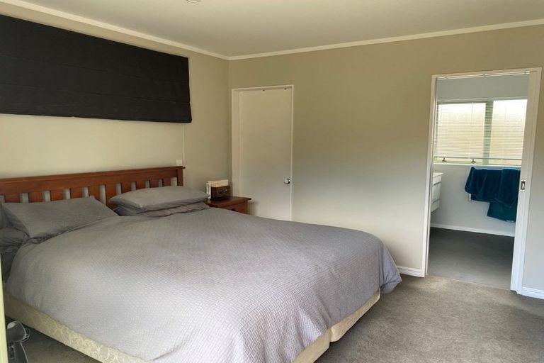 Photo of property in 28 Saunders Close, Whitby, Porirua, 5024