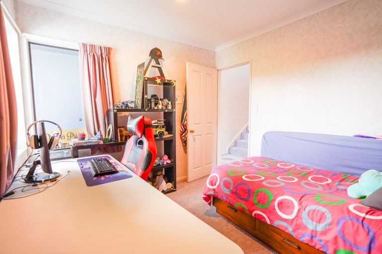 Photo of property in 25 Rosebank Avenue, Kelvin Grove, Palmerston North, 4414