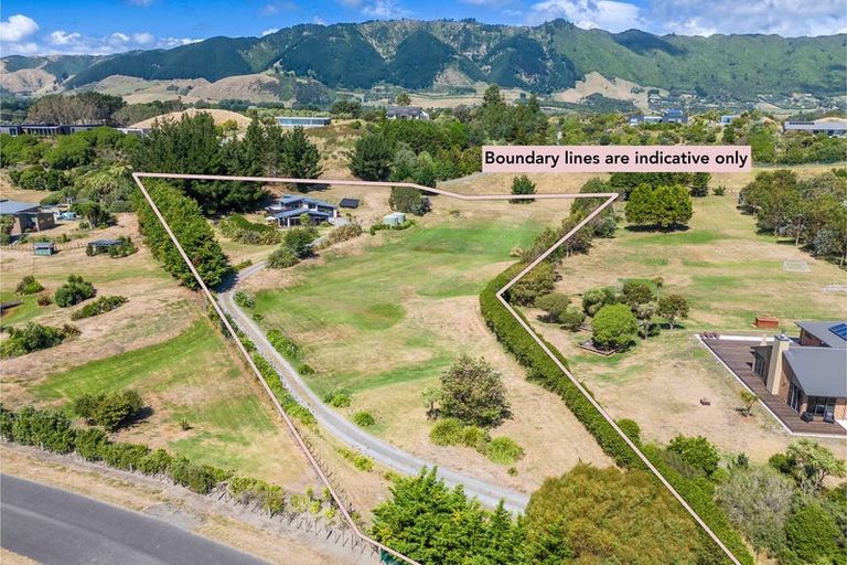 Photo of property in 24 Raukawa Road, Peka Peka, Waikanae, 5391