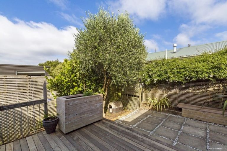 Photo of property in 87 Te Wharepouri Street, Berhampore, Wellington, 6023