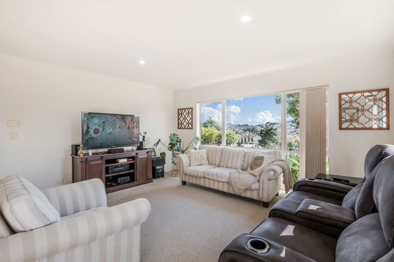 Photo of property in 63 Nimstedt Avenue, Oteha, Auckland, 0632