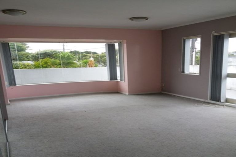 Photo of property in 1/2 Raleigh Road, Northcote, Auckland, 0627