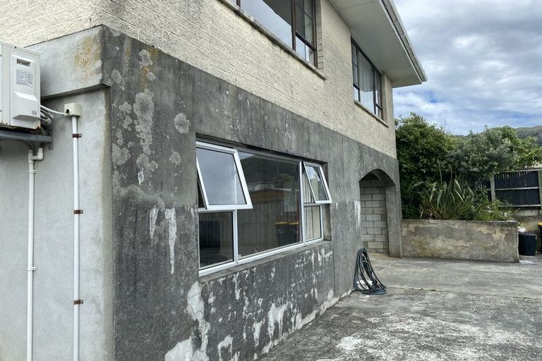 Photo of property in 5 Mexted Terrace, Tawa, Wellington, 5028