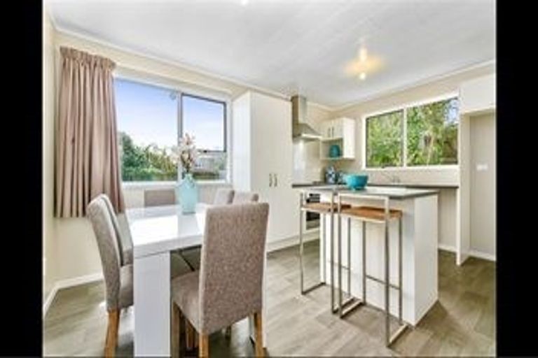 Photo of property in 32 Larissa Avenue, Henderson, Auckland, 0610