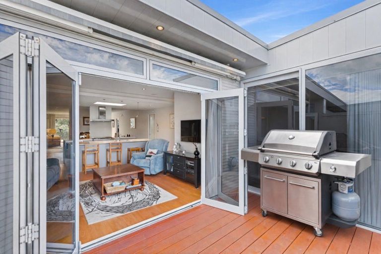 Photo of property in Esplanade Apartments, 9/16 Beach Front Lane, Browns Bay, Auckland, 0630