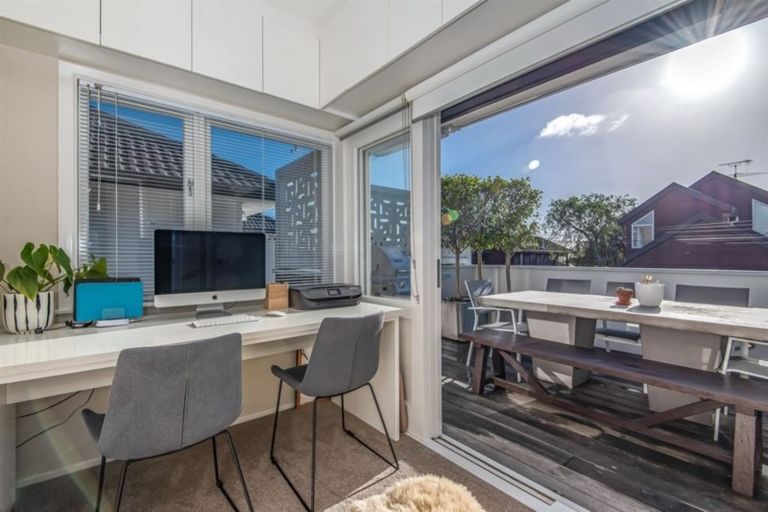 Photo of property in 2/52 Aberdeen Road, Campbells Bay, Auckland, 0620