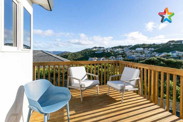 Photo of property in 8 Bennett Grove, Newlands, Wellington, 6037