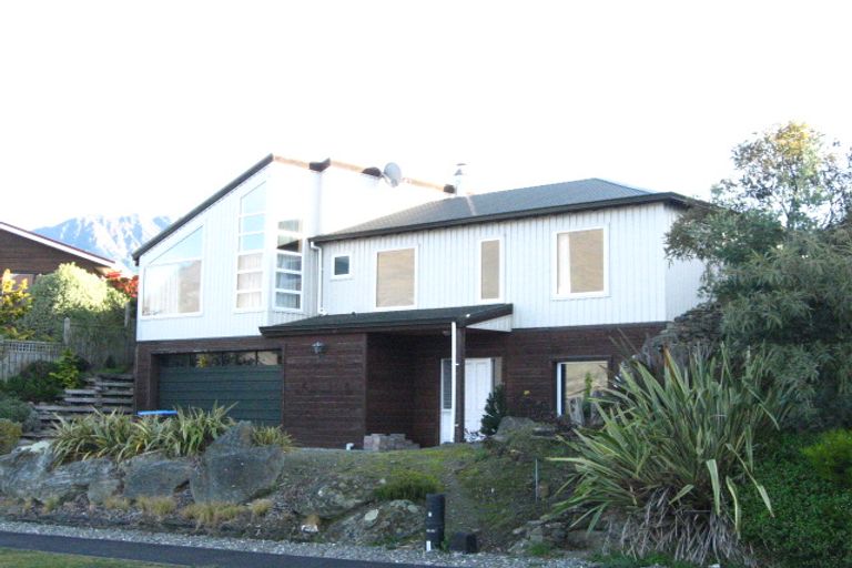 Photo of property in 69 Cedar Drive, Kelvin Heights, Queenstown, 9300