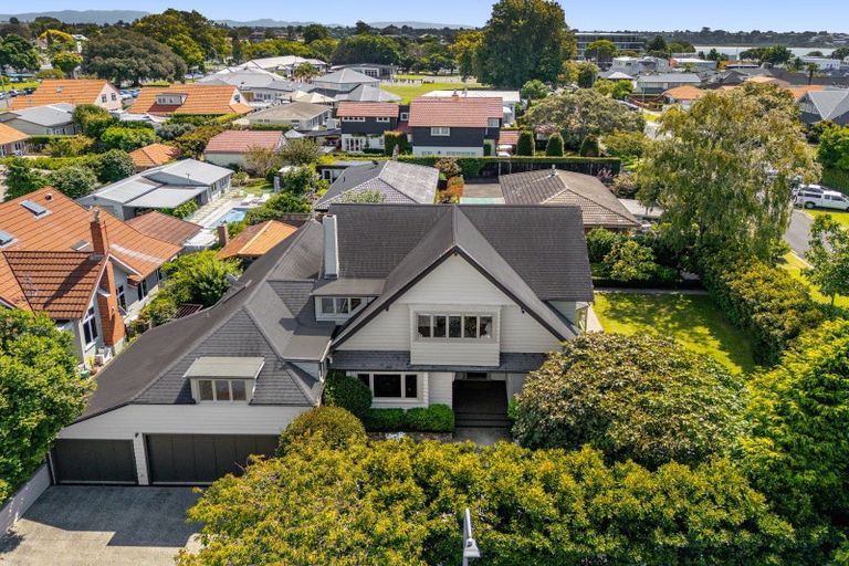 Photo of property in 247 Devonport Road, Tauranga, 3110