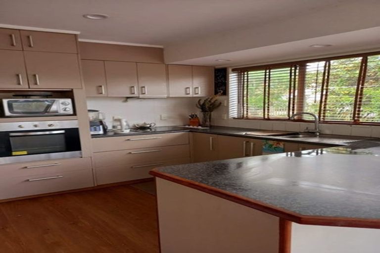 Photo of property in 2/2 Norman Road, Titirangi, Auckland, 0604