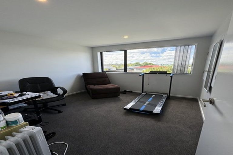 Photo of property in 2/119 Bruce Mclaren Road, Henderson, Auckland, 0612