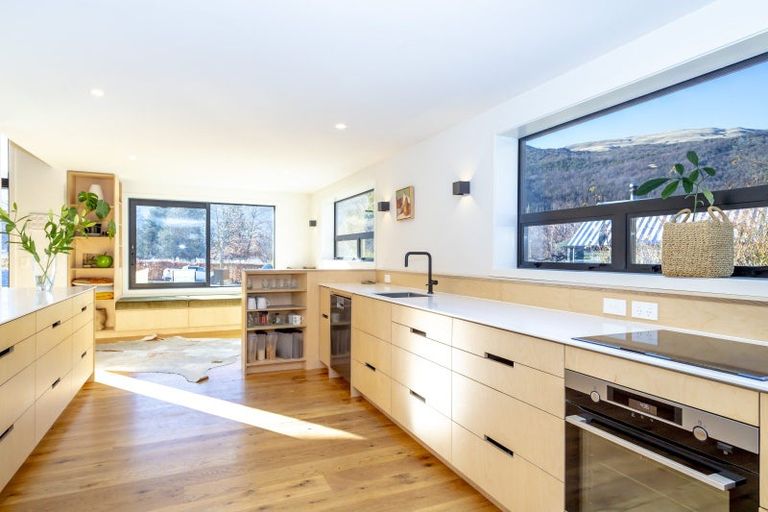 Photo of property in 10 Preston Drive, Arrowtown, 9302