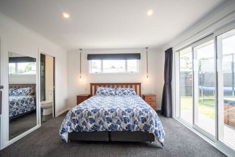 Photo of property in 103 Johnstone Drive, Fitzherbert, Palmerston North, 4410