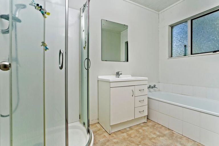 Photo of property in 2/307a Wairau Road, Totara Vale, Auckland, 0627