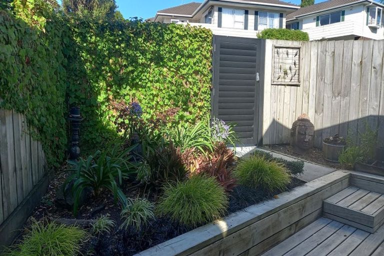 Photo of property in 2/7 Delisle Place, Windsor Park, Auckland, 0632