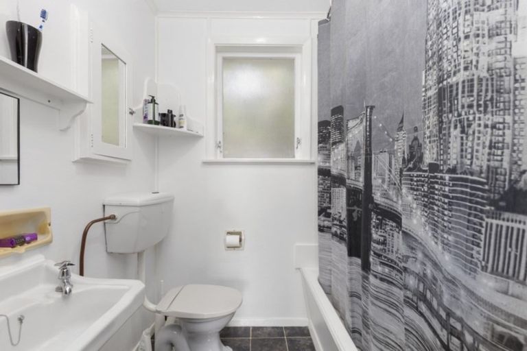 Photo of property in 11 Amundsen Grove, Stokes Valley, Lower Hutt, 5019