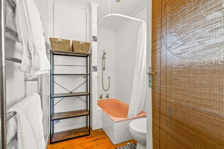 Photo of property in 32 Ferry Parade, Herald Island, Auckland, 0618