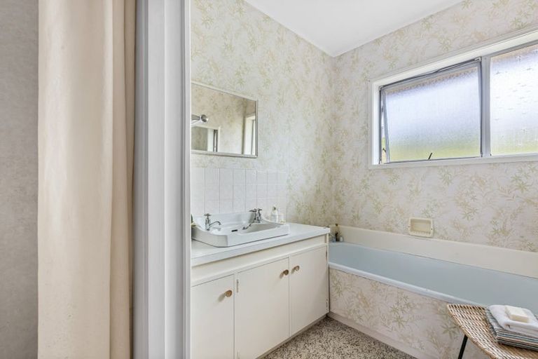 Photo of property in 1/15 Battle Place, Glenfield, Auckland, 0629