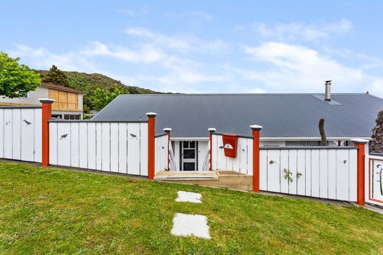 Photo of property in 4 Summit Road, Fairfield, Lower Hutt, 5011