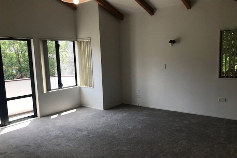 Photo of property in 7 Stitchbird Close, Murrays Bay, Auckland, 0630