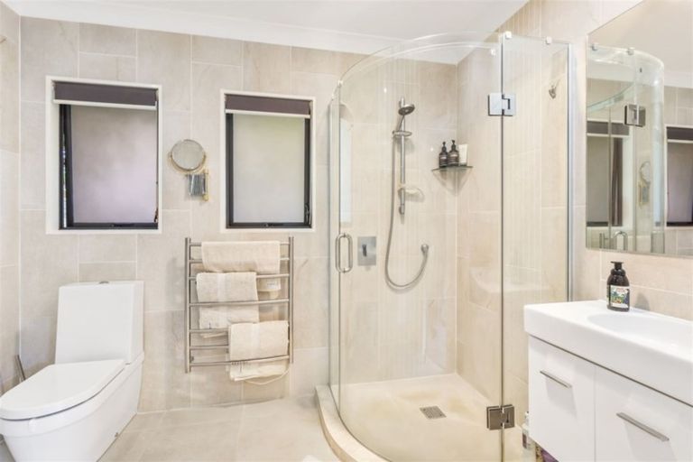 Photo of property in 12a Hobbs Road, Matakatia, Whangaparaoa, 0930