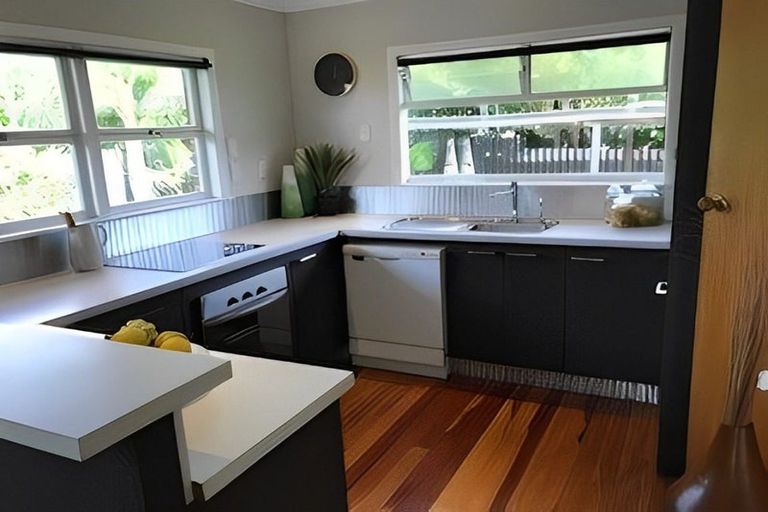 Photo of property in 9 Harding Avenue, Te Atatu South, Auckland, 0610