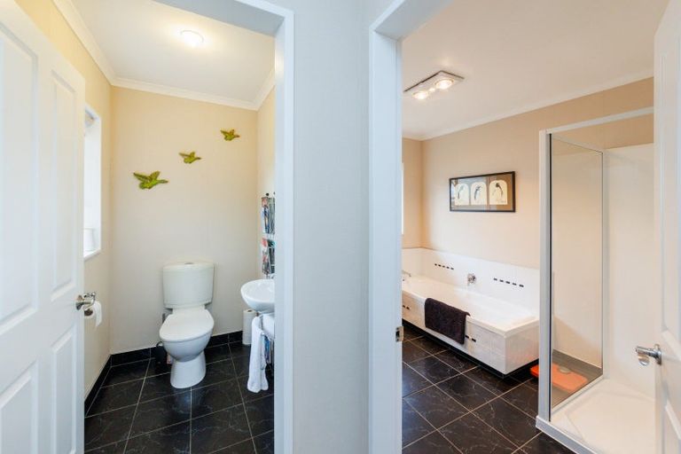 Photo of property in 163 Pacific Drive, Fitzherbert, Palmerston North, 4410