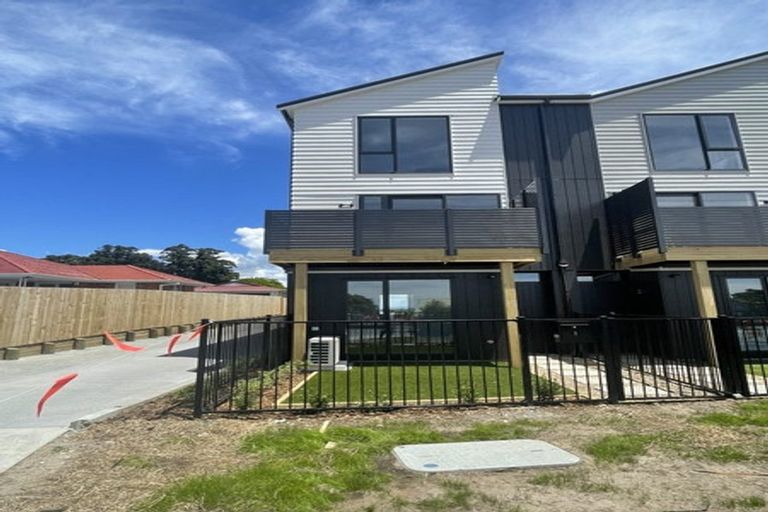 Photo of property in 1/504 Don Buck Road, Massey, Auckland, 0614