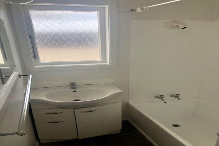 Photo of property in 40 Flanshaw Road, Te Atatu South, Auckland, 0610