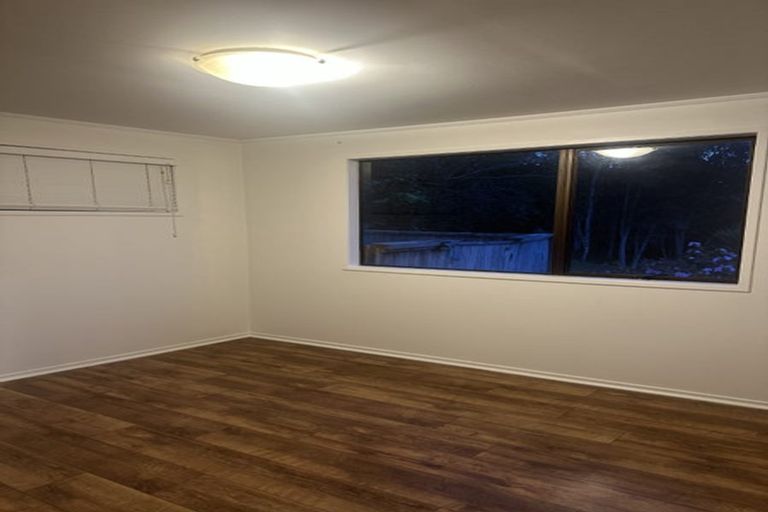 Photo of property in 22 Jenanne Place, Totara Vale, Auckland, 0629