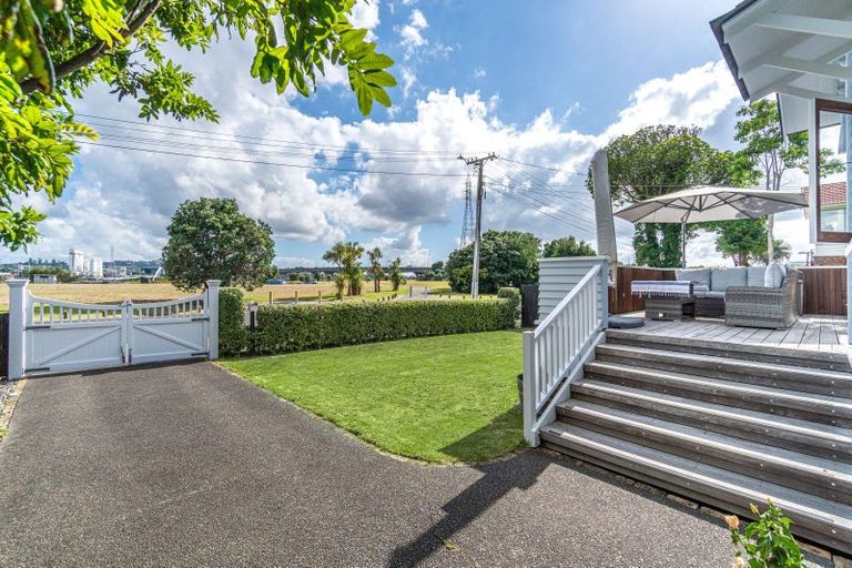 Photo of property in 6 Waterfront Road, Mangere Bridge, Auckland, 2022